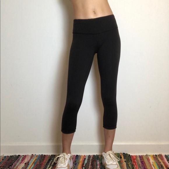 Lululemon Rare Reversible Purple/Black Cropped Leggings💜🖤! - Picture 5 of 7